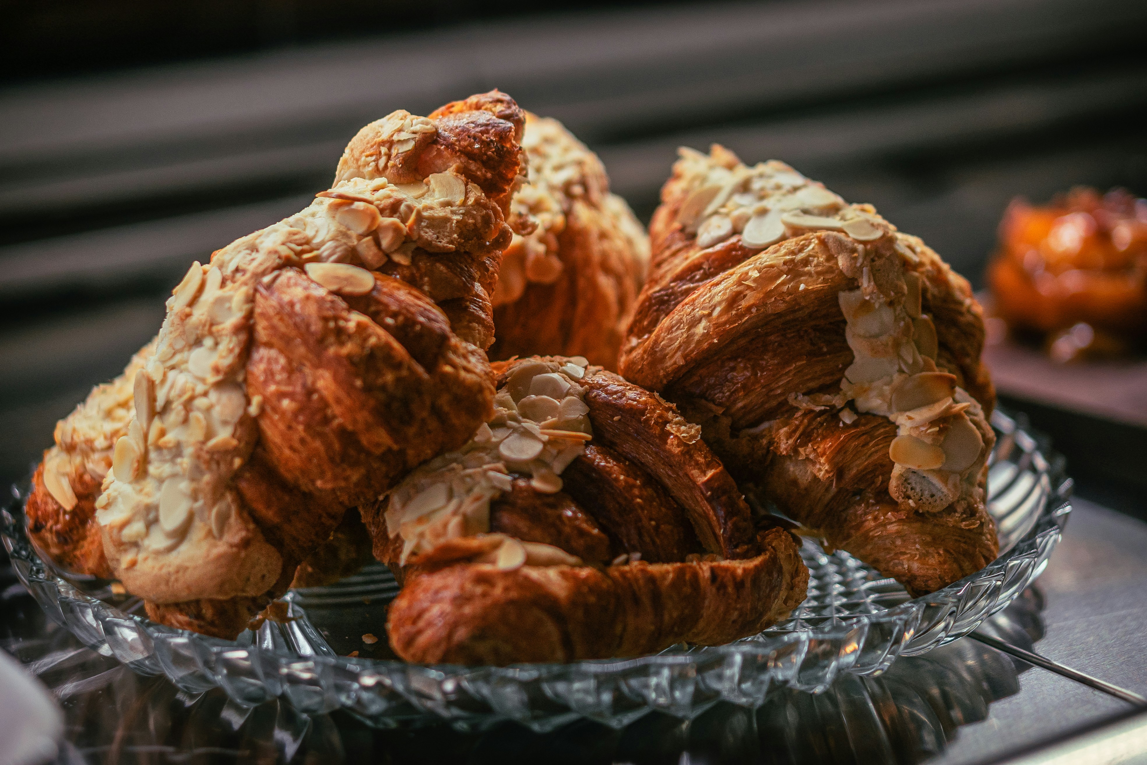 Croissant aux amandes doré et feuilleté