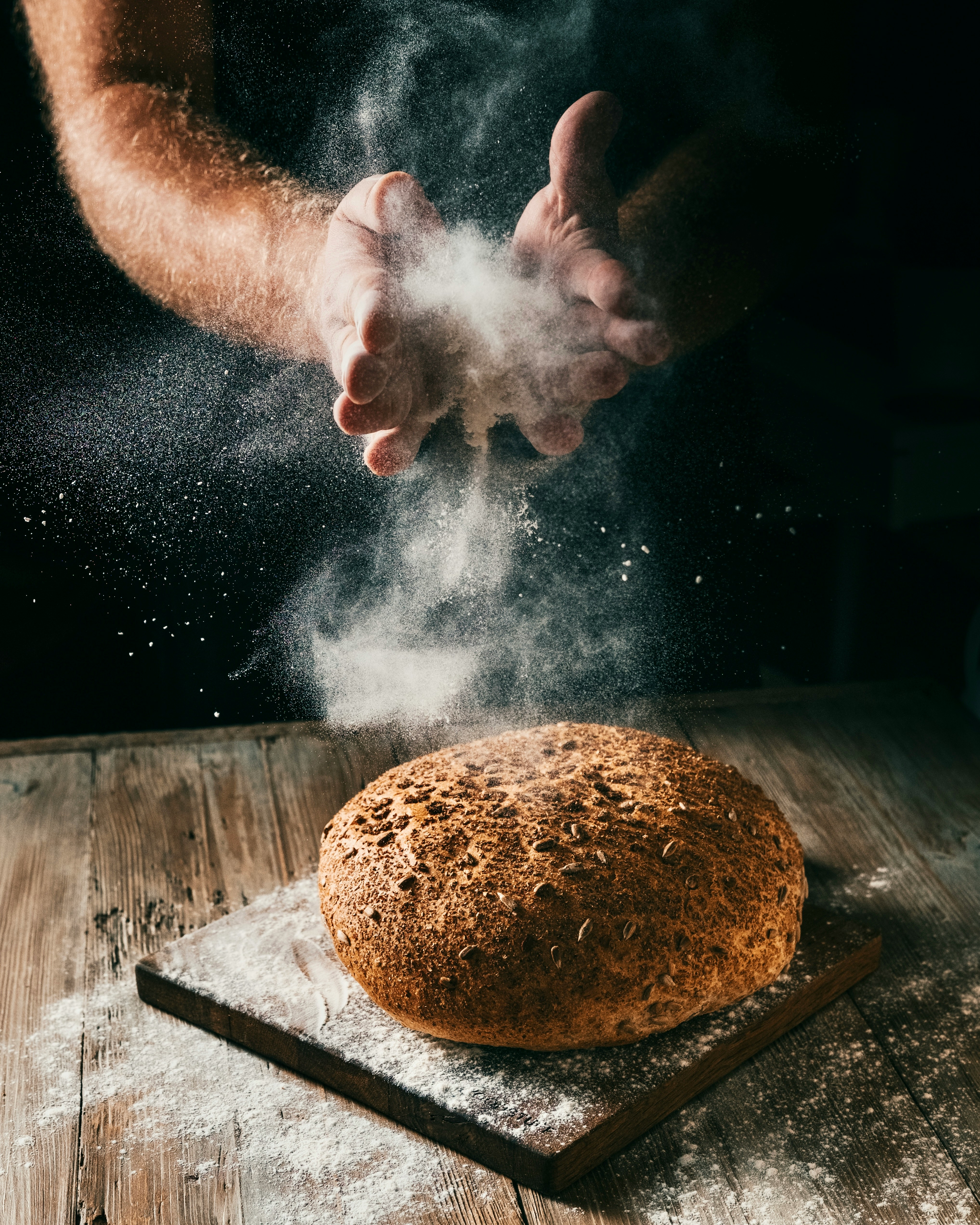 Chef pâtissier en train de préparer des pâtisseries